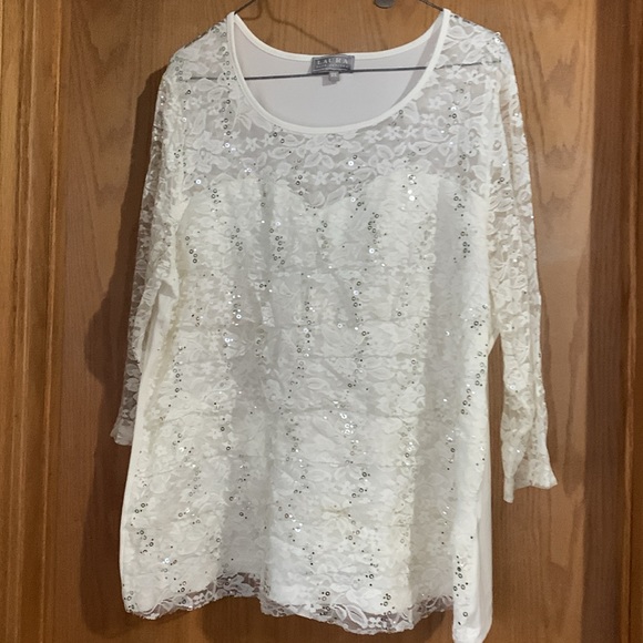 3/4 length lace sleeve top - Picture 2 of 4